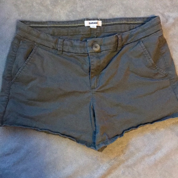 Green khaki shorts - Picture 2 of 4